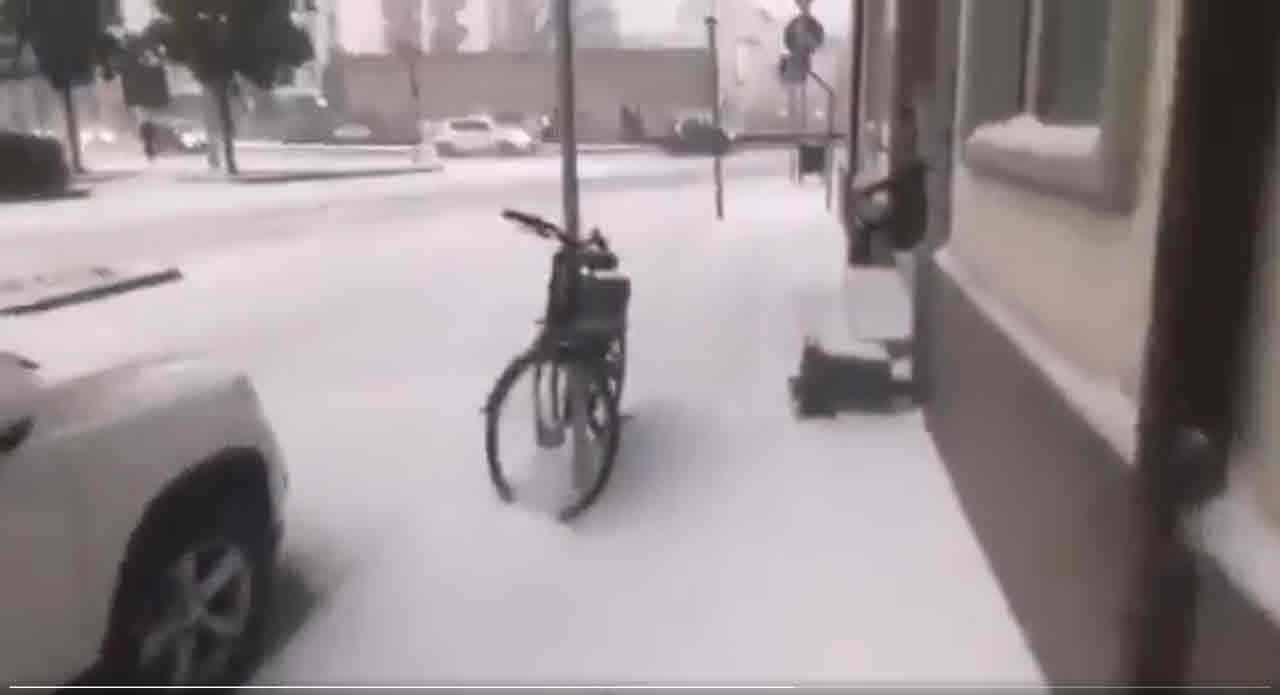 Video meteo con grandine e neve a grani su Udine