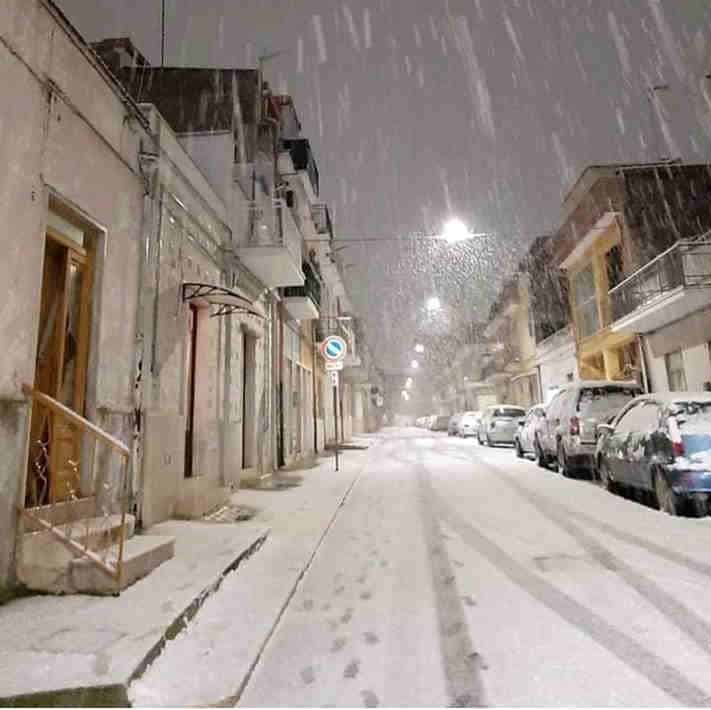 NEVE in Puglia, FIOCCHI copiosi su Bari al livello del mare