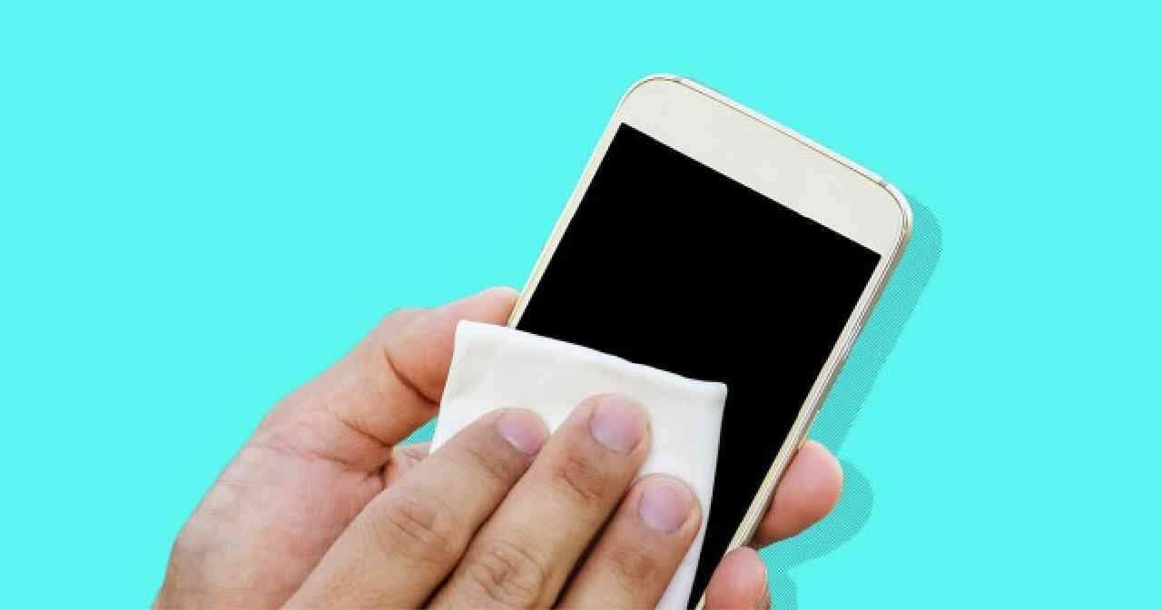 Coronavirus, importantissimo pulire lo smartphone: ma come?