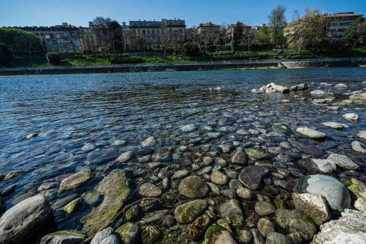 FIUME PO incredibilmente pulito, mai così limpido. Effetto CORONAVIRUS
