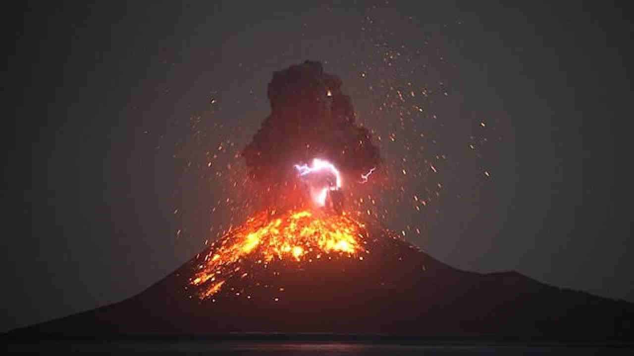 Krakatoa si risveglia, eruzione impressionante: video dell’esplosione