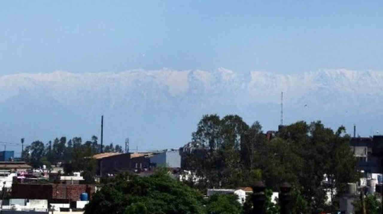 Coronavirus e crollo smog sull’India: dopo 30 anni si rivede l’Himalaya