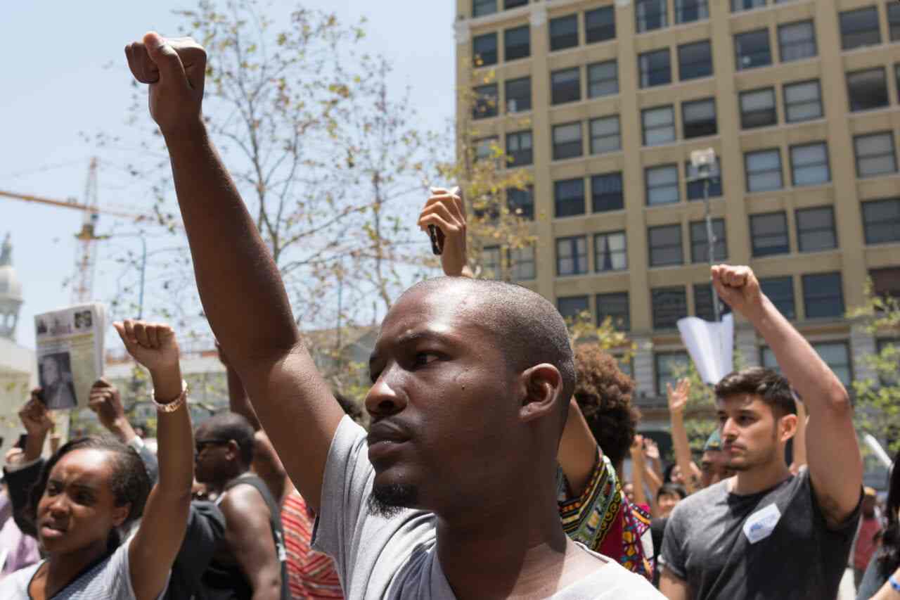 Usa, afroamericano ucciso da poliziotto bianco: è l’ennesima strage contro la popolazione