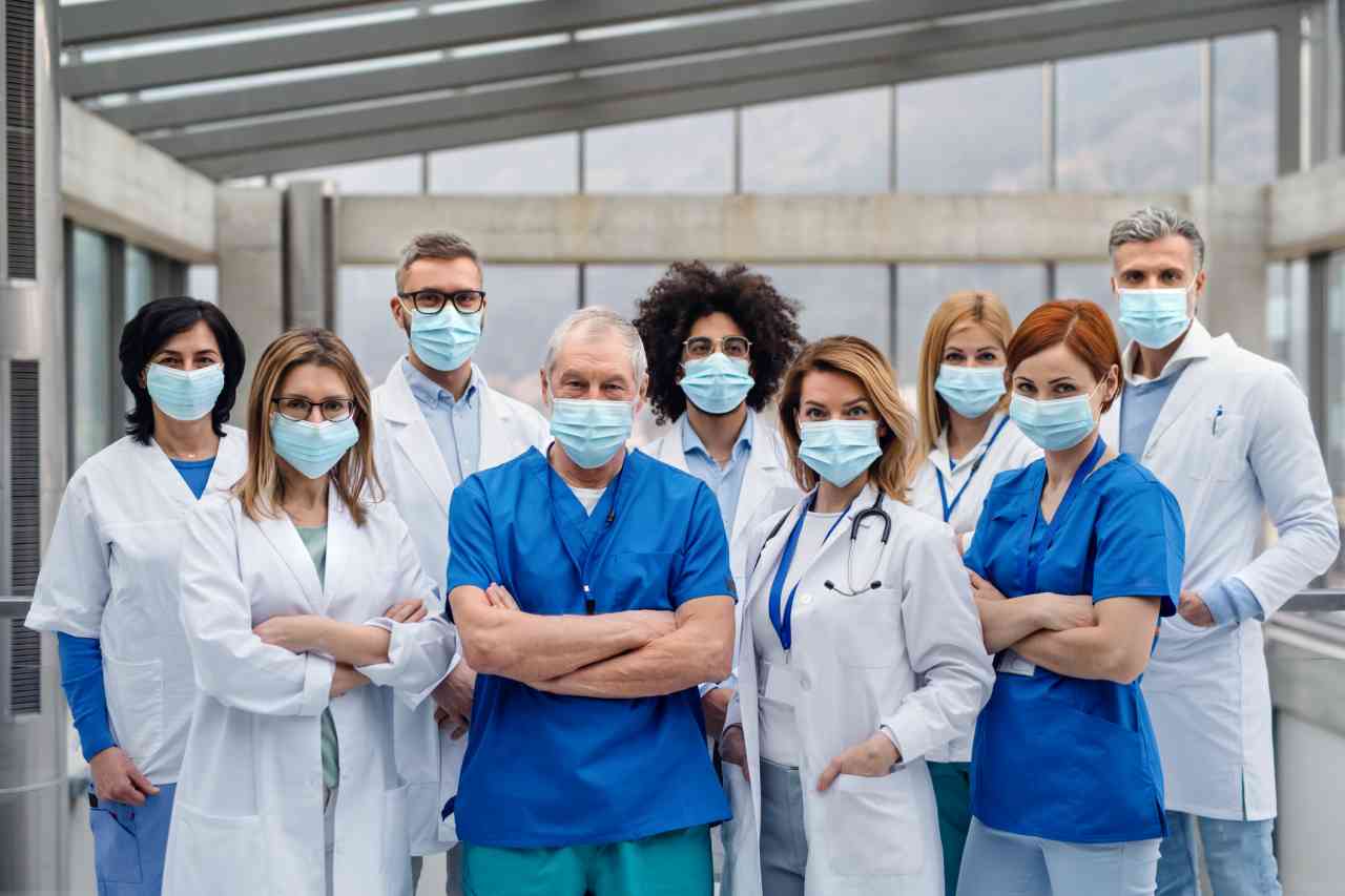 Italia, coronavirus, i medici contro il governo: “Tenetevi l’elemosina, vogliamo dignità e rispetto”
