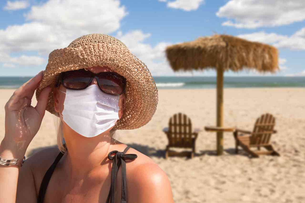 Coronavirus, le vacanze in fase due: steward in spiaggia e braccialetti anti-assembramenti