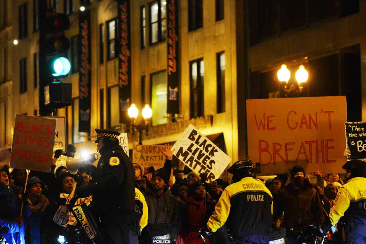 Minneapolis, caso George Floyd: a fuoco il commissariato della città