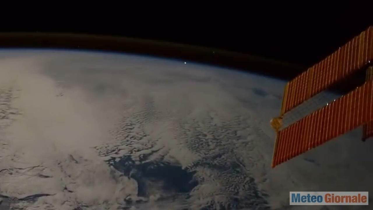 Meteorite vista dalla navicella spaziale. Video