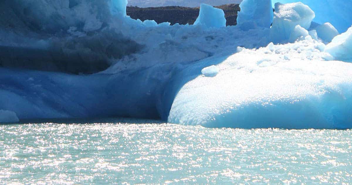 Alaska, ghiacciaio collassa davanti ai turisti. Paura dell’onda di tsunami