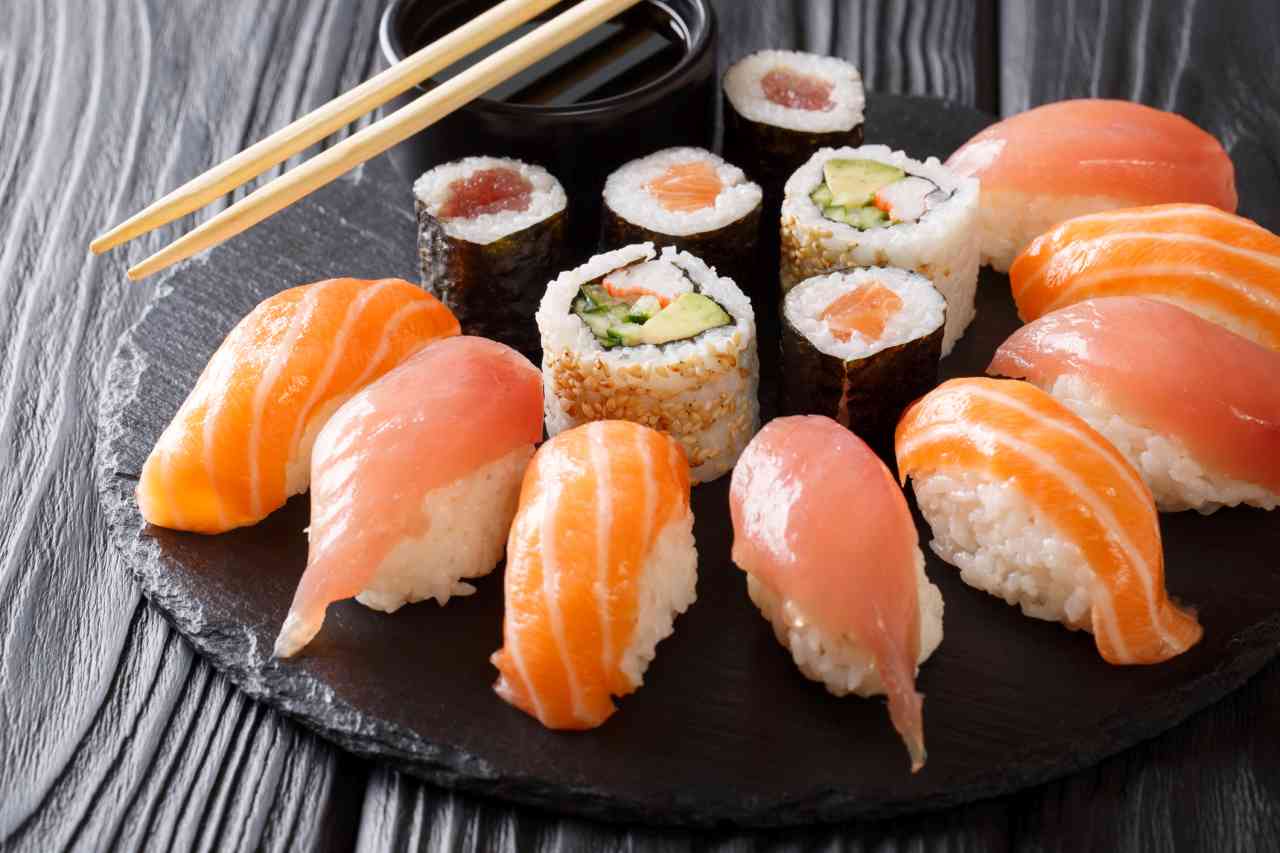 La storia del sushi al salmone: tanto amato dai giapponesi, ma non inventato da loro