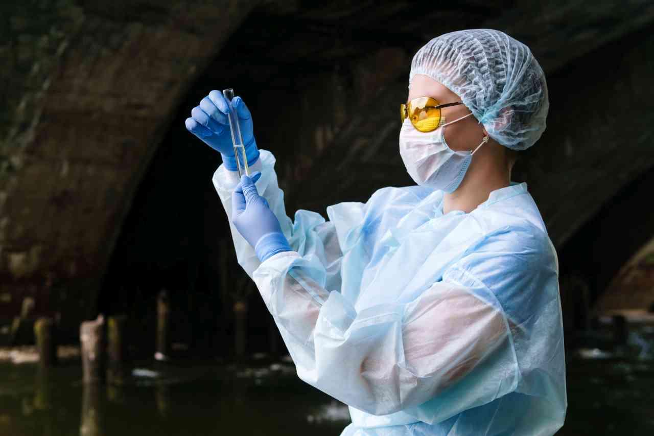 Coronavirus, come l’analisi degli scarichi fognari annuncia i casi di covid-19