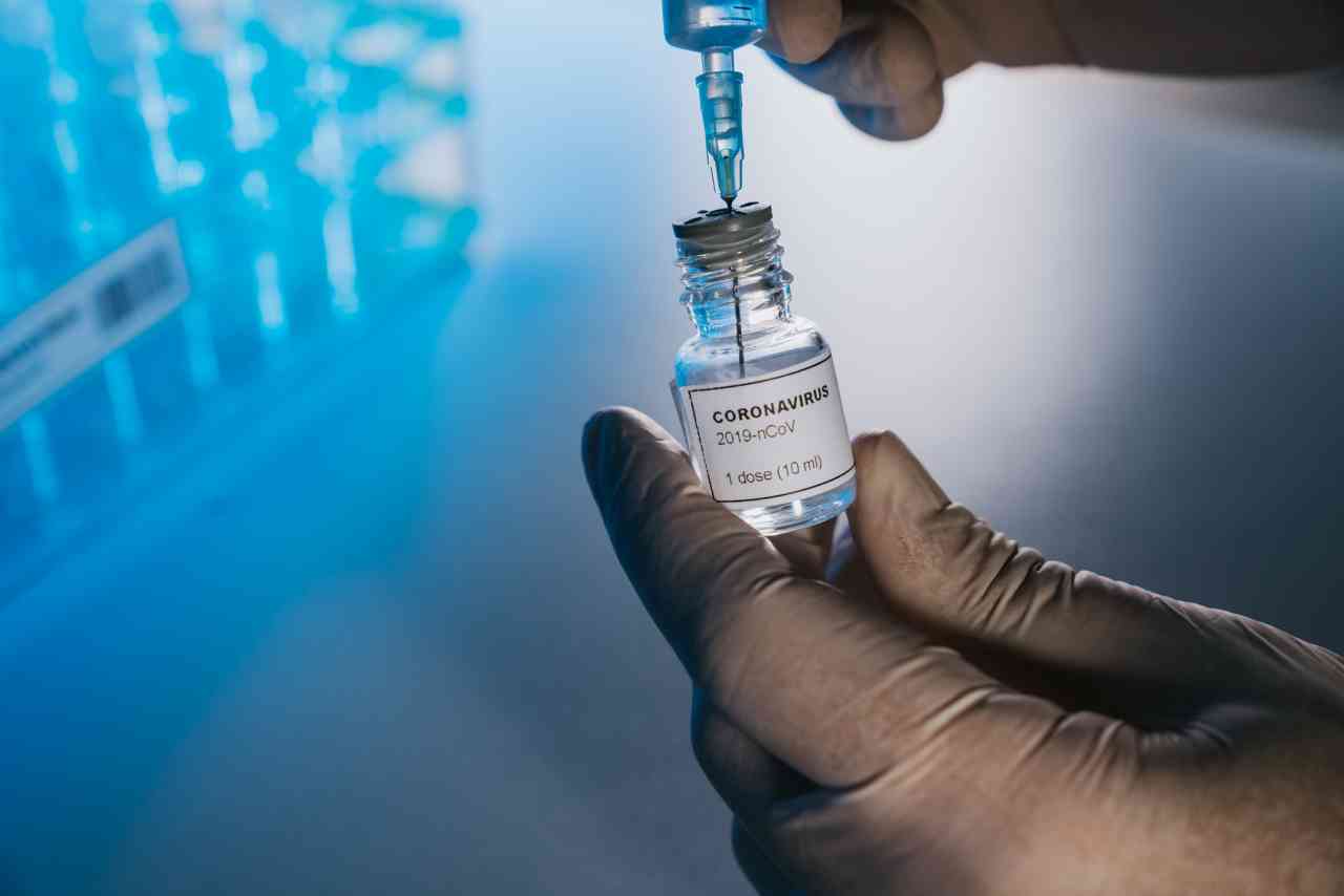 Coronavirus, vaccino: sviluppato ad Oxford, arriverà anche in Italia entro il 2021