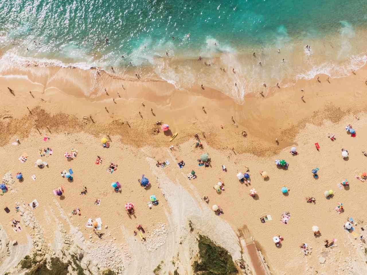 Coronavirus, nelle spiagge distanza di sicurezza anche in acqua e mascherina