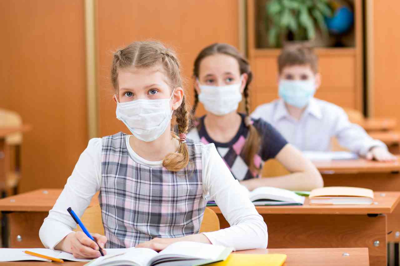 Coronavirus e scuola, Azzolina: “Sì al plexiglass nei banchi”