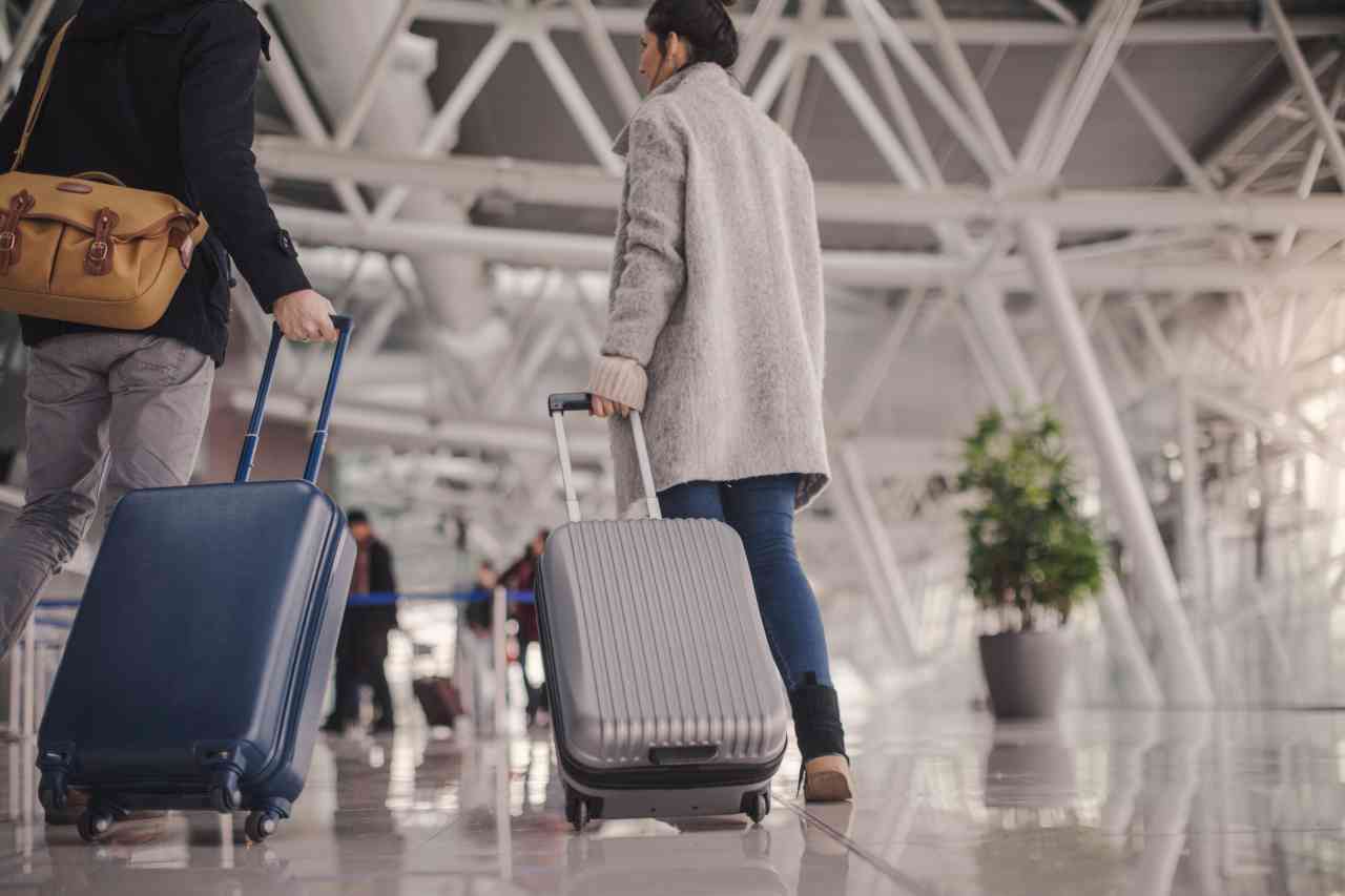 Viaggi in aereo, scatta il divieto del bagaglio a mano: i dettagli