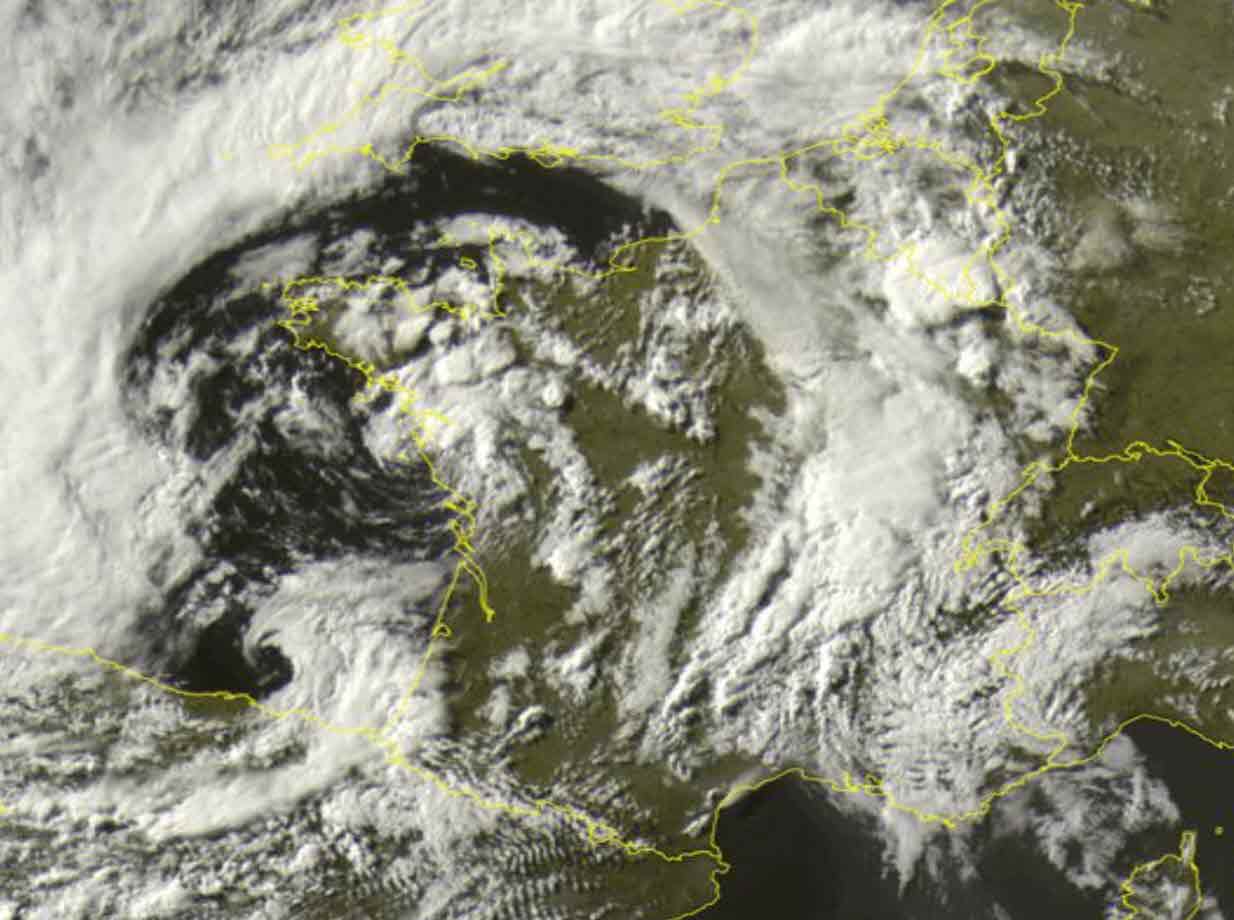 Tempesta in Francia e Spagna. Evento meteo eccezionale. Domani fronte verso Italia