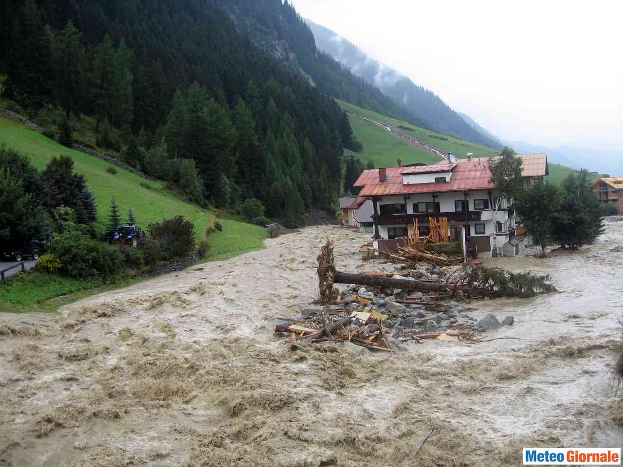 Non solo caldo, ma anche POTENTI NUBIFRAGI. Fiumi di fango ad Auronzo