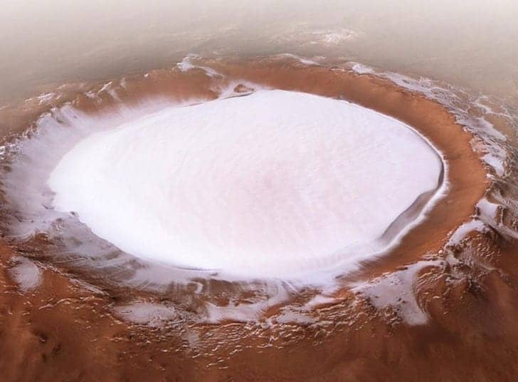 Marte, splendido sorvolo del cratere pieno di ghiaccio. Video spettacolare