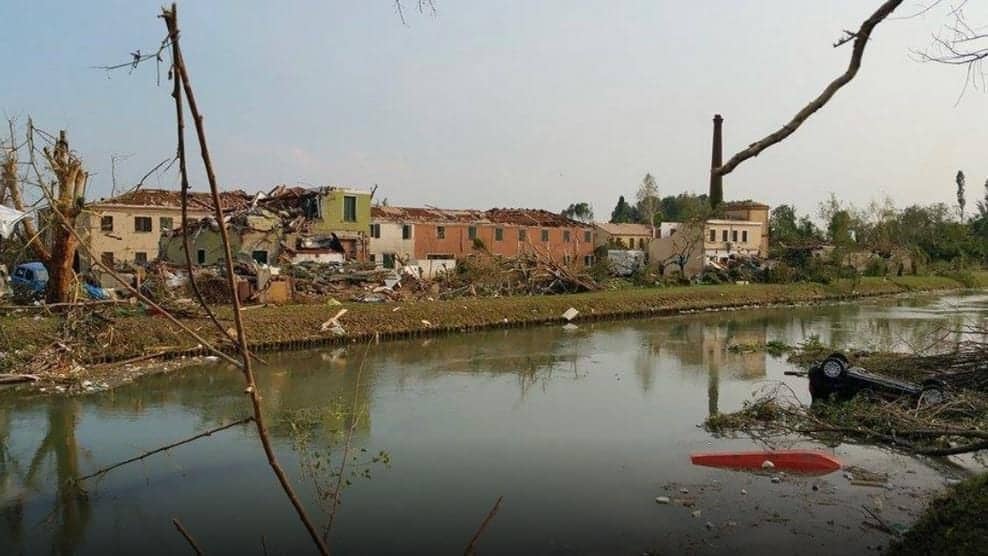 Dentro uno dei TORNADO più potenti in Italia: la furia devastante, video
