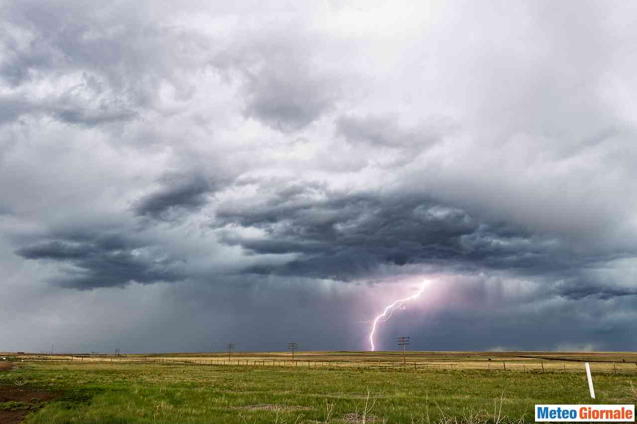 Previsioni meteo sabato 4 luglio: TEMPORALI e FRESCO in rotta sull’Italia
