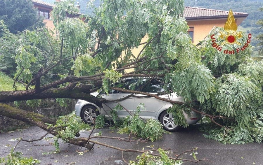 Meteo estremo, i COLPI DI VENTO distruttivi che accompagnano il temporale