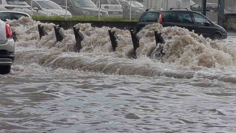 METEO: Milano sott’acqua, il VIDEO. Strade come FIUMI, tombini come GEYSER