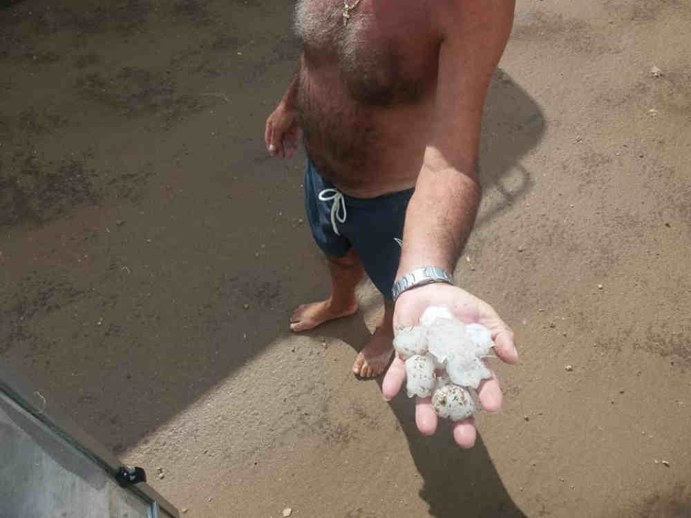 GRANDINE come proiettili, fuggi fuggi dalla spiaggia: il VIDEO