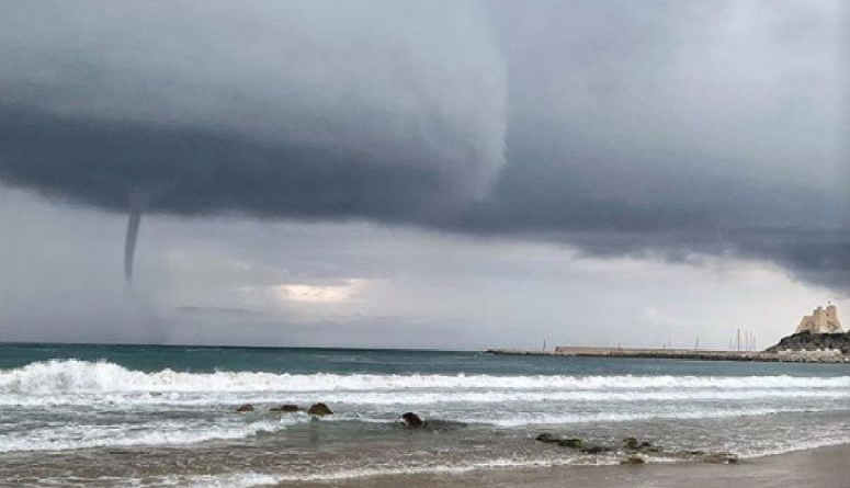 TORNADO devasta stabilimento balneare: il VIDEO è impressionante