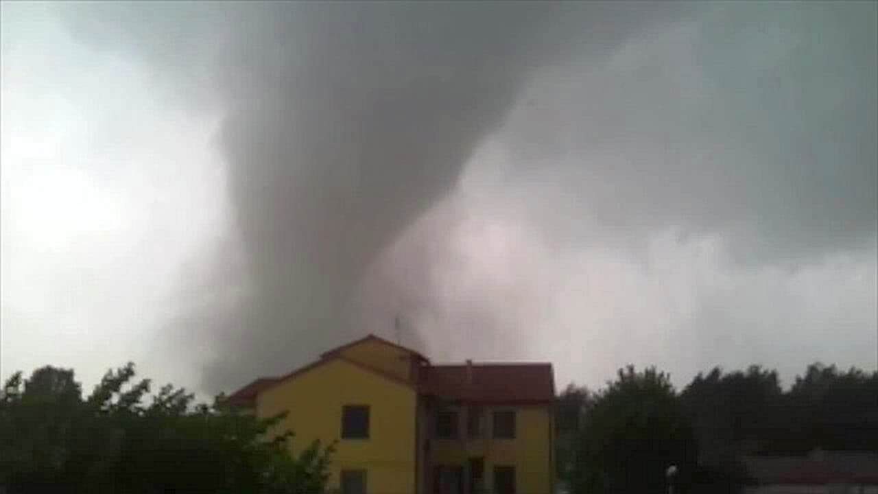 Meteo estremo, uno fra i TORNADO più forti di sempre: un morto e 100 feriti