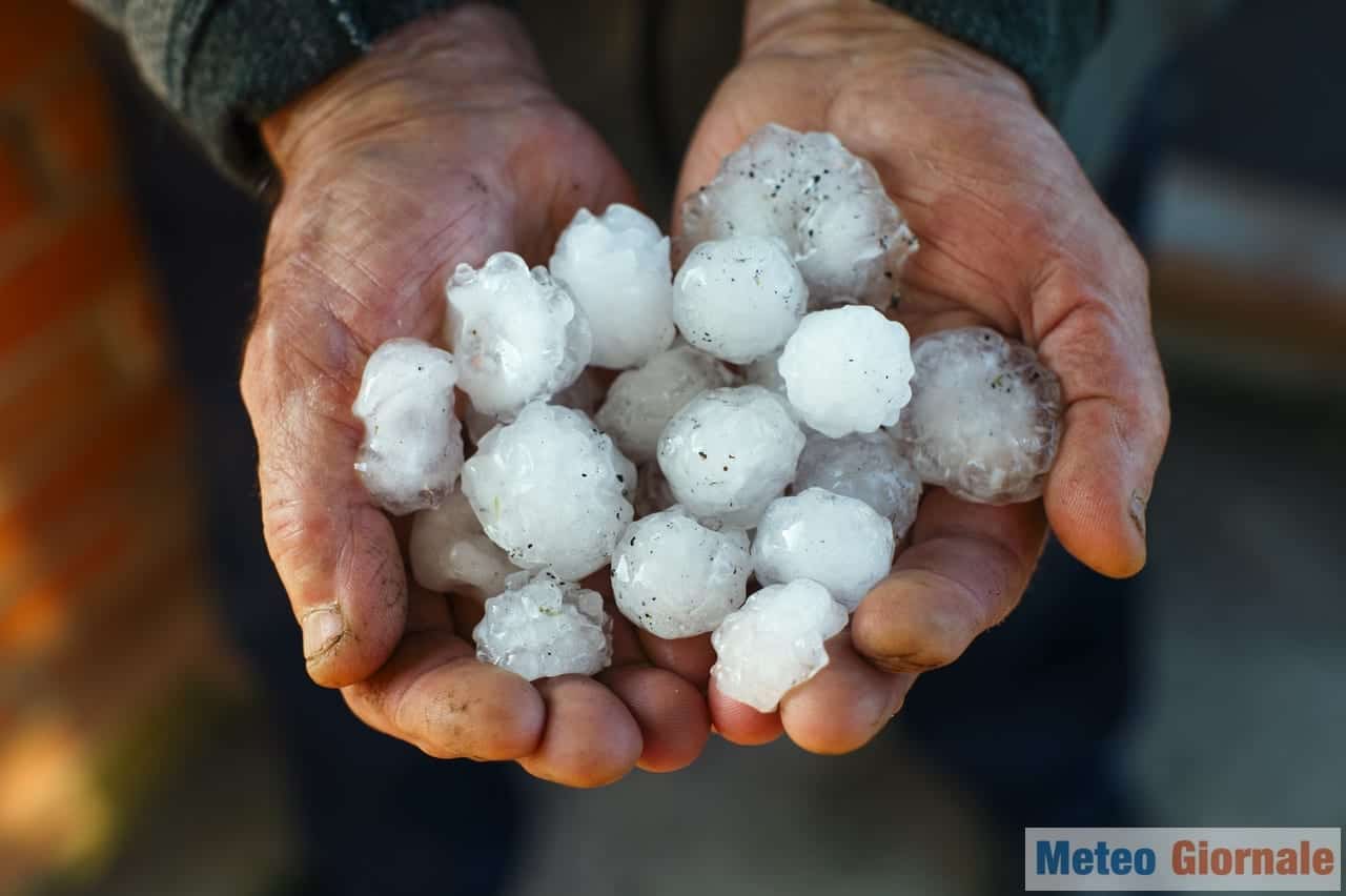 Meteo avverso: tempeste di grandine verso il Nord Italia, prossime ore