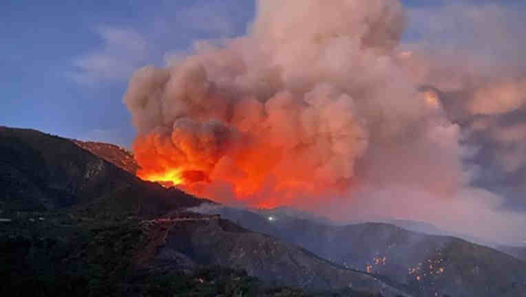 Enorme INCENDIO fa paura in California, non lontano da Los Angeles. VIDEO