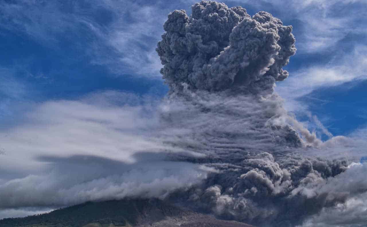 VULCANO SINABUNG esplode, potente eruzione: il VIDEO