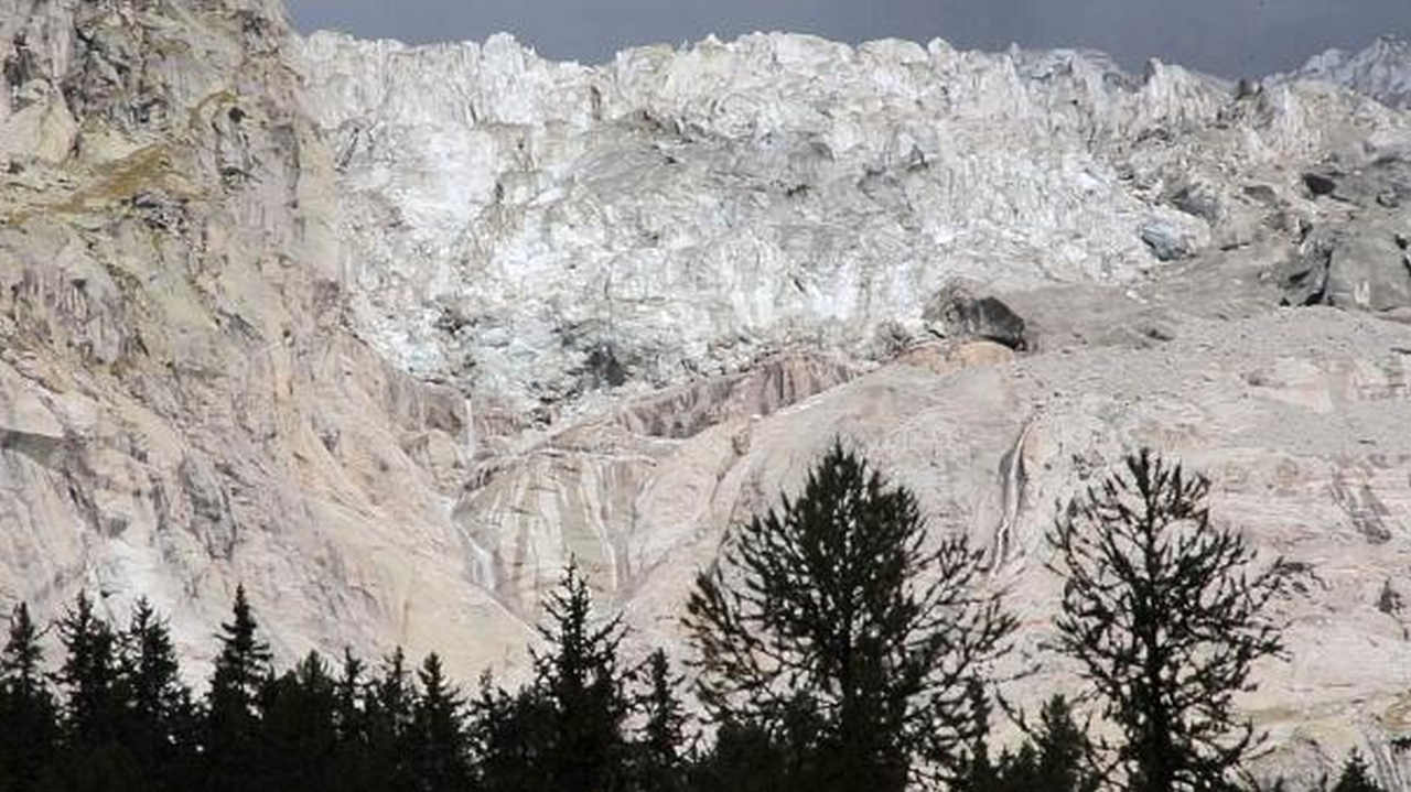 GHIACCIAIO in bilico, enorme massa a rischio crollo. Paura a Courmayeur