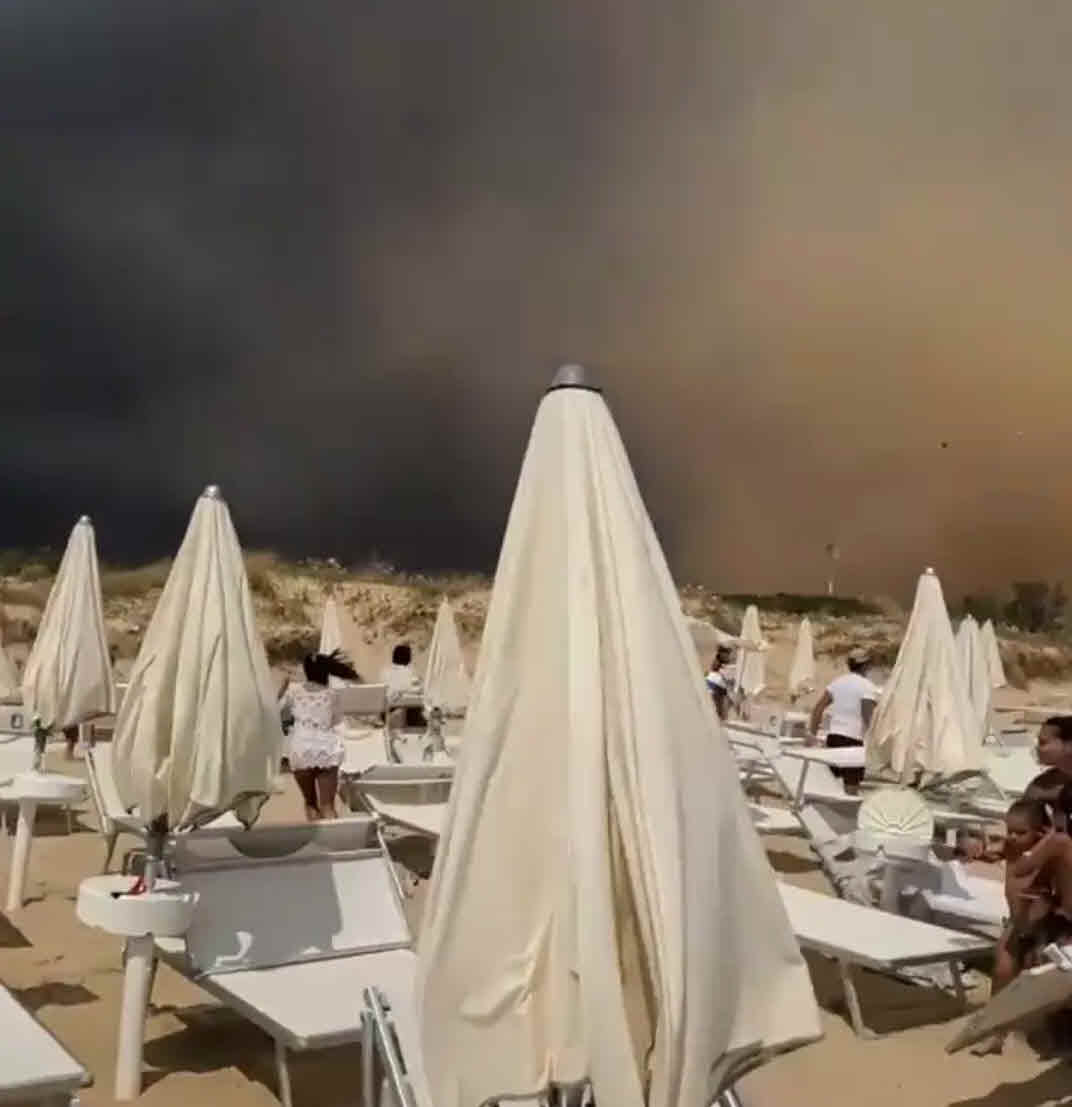 Grosso TORNADO irrompe in spiaggia in Puglia, feriti. Il VIDEO meteo