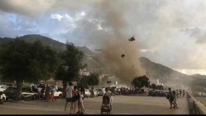 Cefalù, TROMBA D’ARIA irrompe in spiaggia fra i bagnanti. Video impressionante