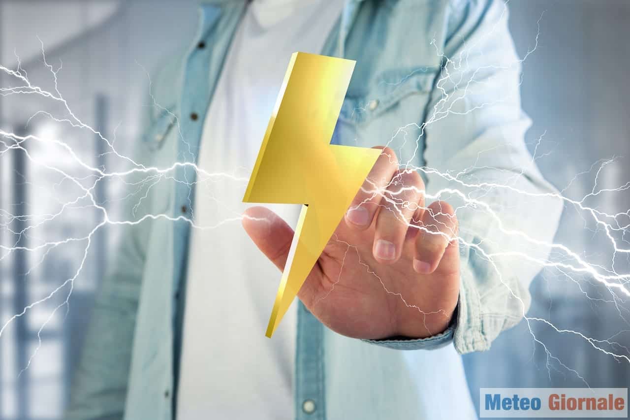 Meteo folle, tra CALDO TARDIVO e URAGANI. Rischio di autunno esplosivo