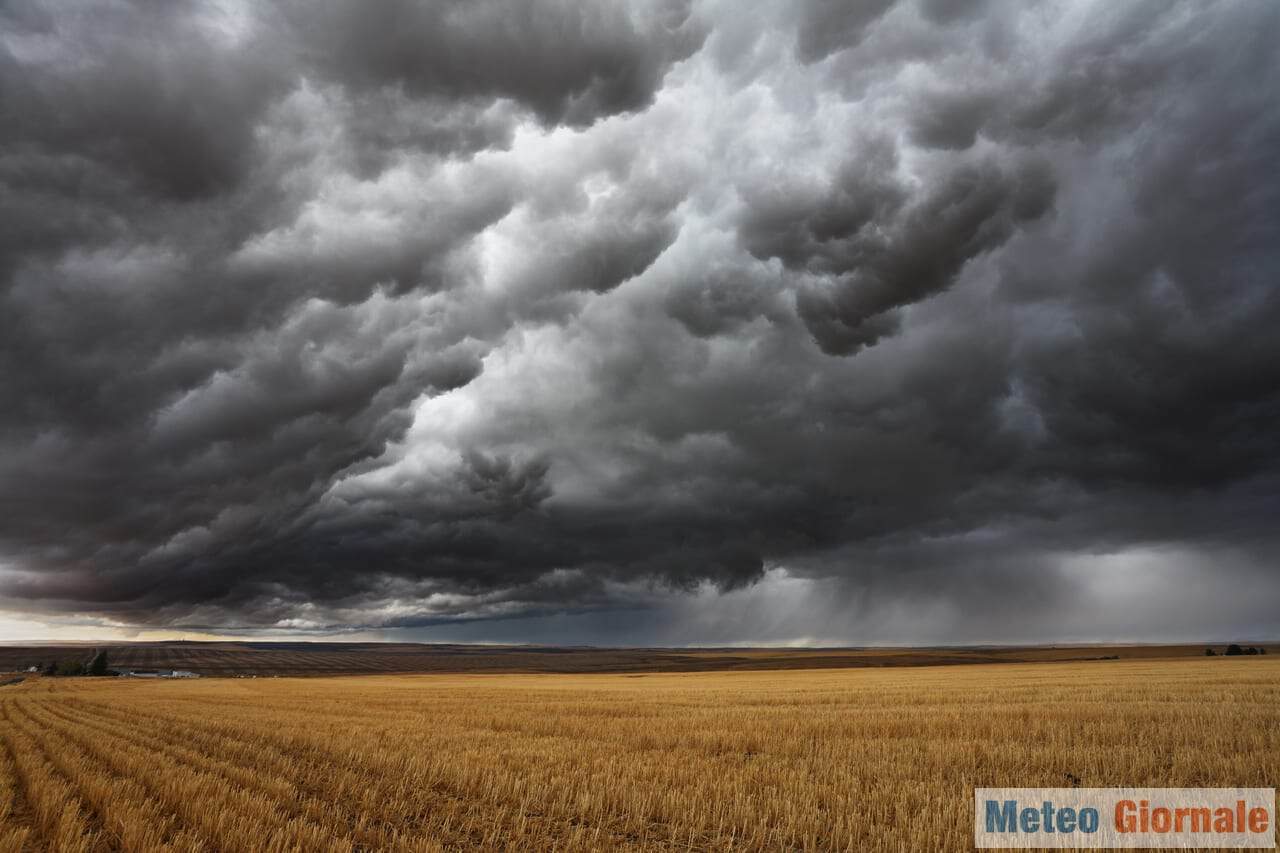 Meteo Italia: CAMBIAMENTO, arrivano i primi Temporali. Ma vero Autunno lontano. Mare TROPPO CALDO