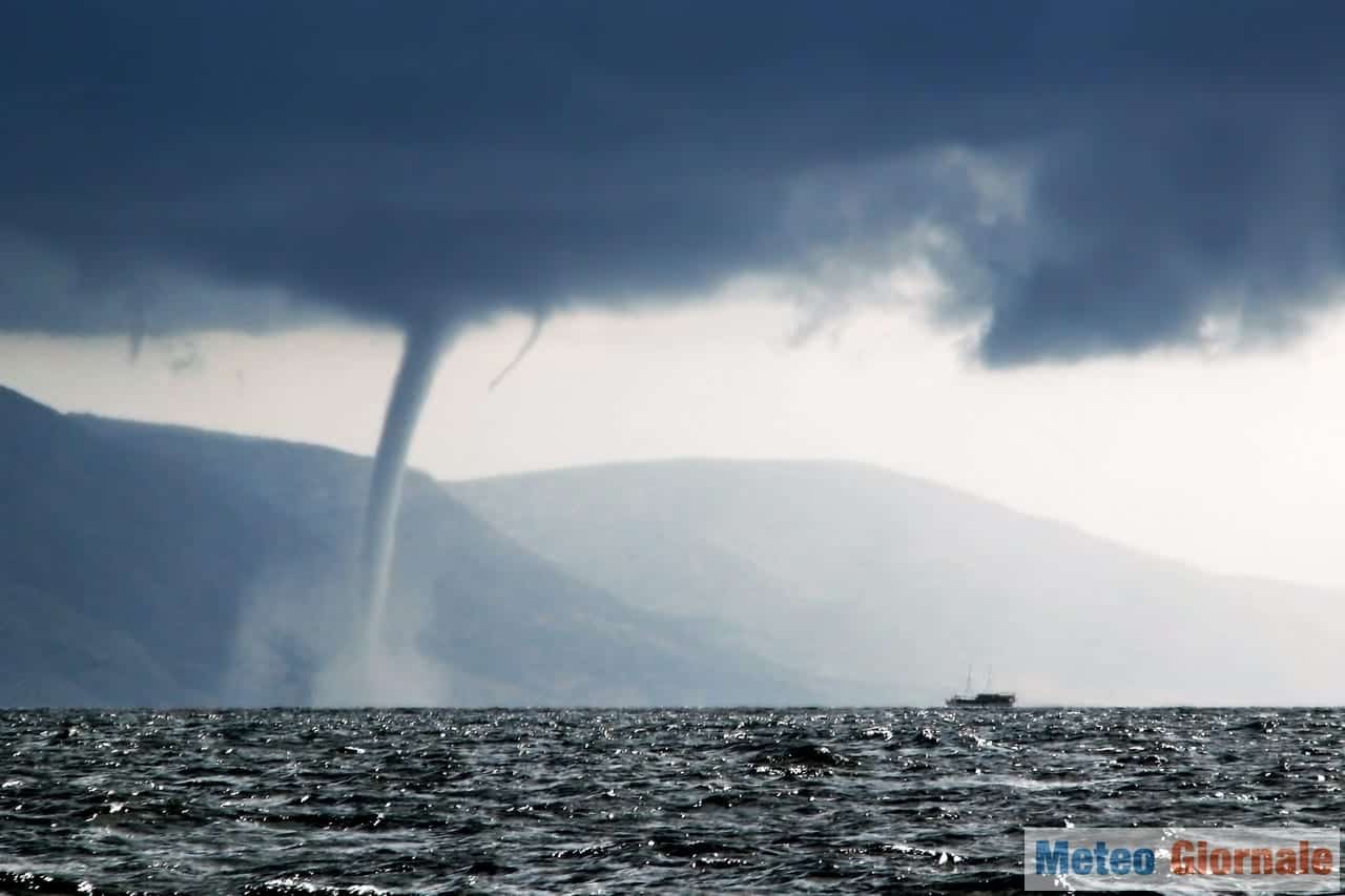 Meteo che peggiora. Maxi TROMBA MARINA vista da vicino: il video