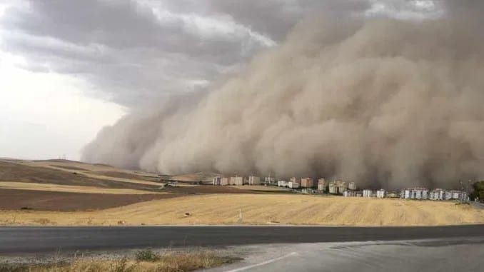 Maxi TEMPESTA di sabbia su Ankara: si fa notte in pieno giorno, il VIDEO