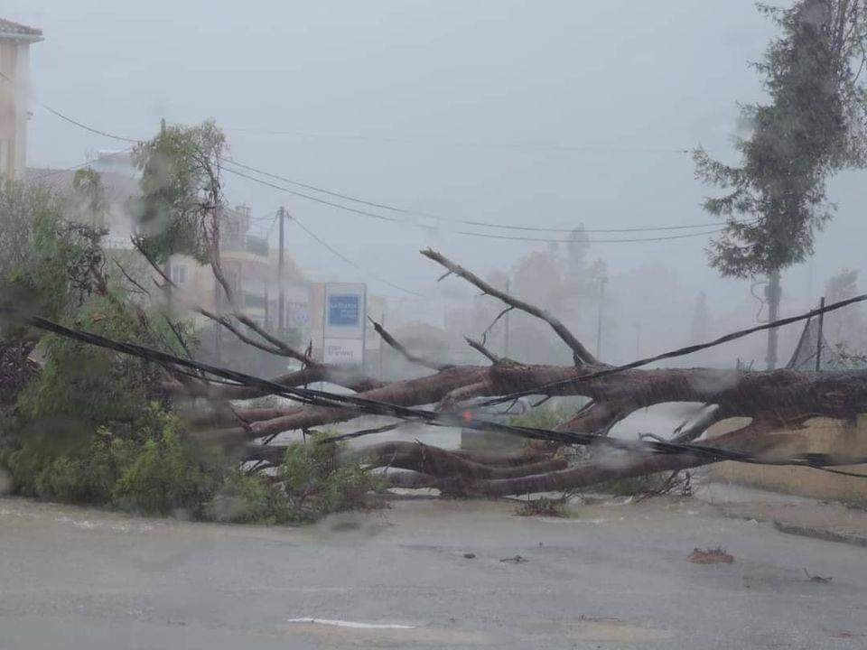 Meteo, URAGANO MEDITERRANEO in azione. Grecia flagellata da tempesta, VIDEO