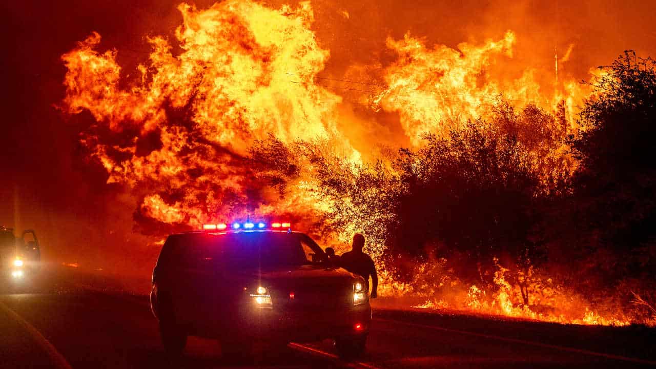TORNADO di FUOCO, sembra l’inferno. VIDEO in notturna dalla California