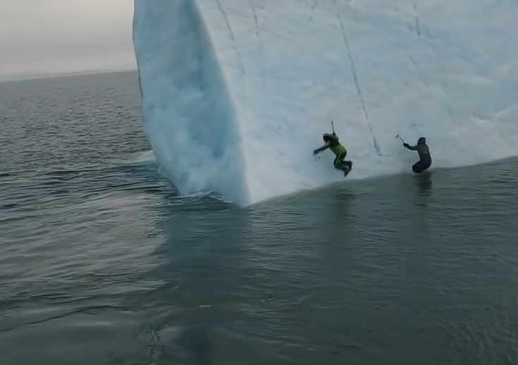 VIDEO incredibile. Ecco come finisce il tentativo di scalata di un ICEBERG