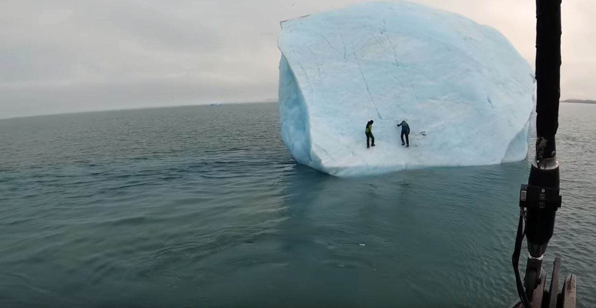 Leggendario esploratore tenta di scalare un iceberg… Ecco cosa gli succede! Video