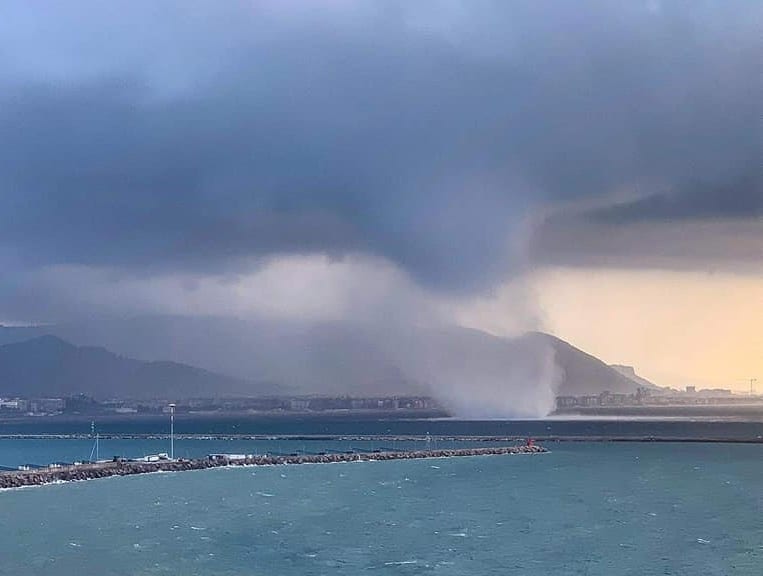 Salerno, ecco come arriva l’enorme TROMBA D’ARIA a colpire la città: VIDEO