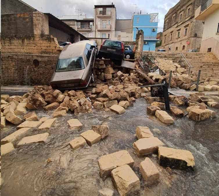 Meteo con TEMPORALI TROPICALI improvvisi: nubifragi e grandine, video
