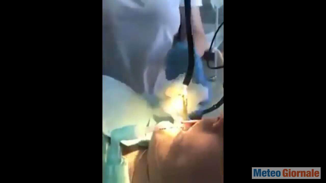 Serpente si infila nella bocca di una donna mentre dorme
