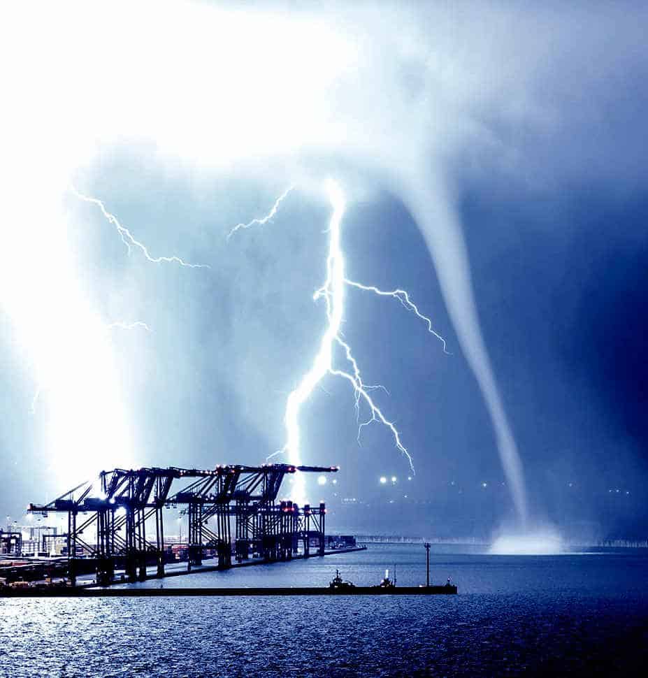 Tromba marina illuminata dal fulmine: catturato l’istante meteo perfetto