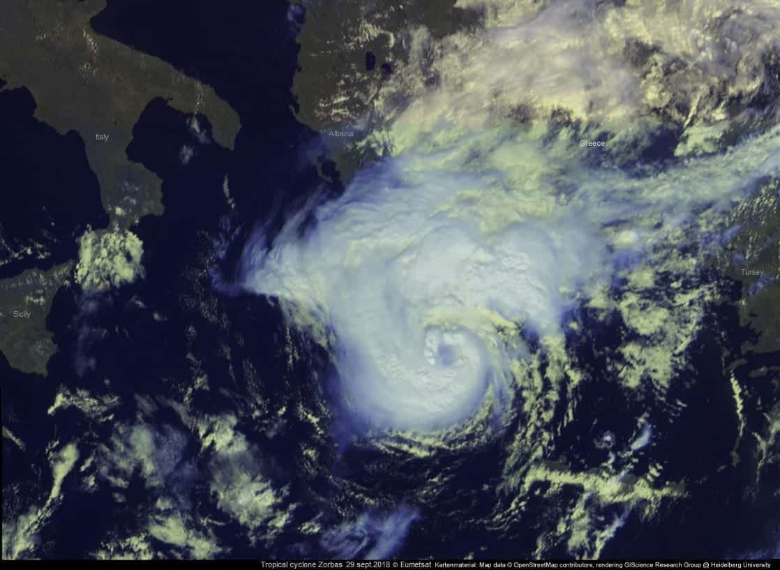 METEO: si forma un URAGANO sul Mediterraneo. Eventi davvero eccezionali?