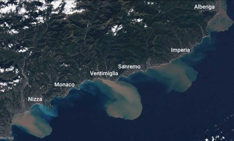 La scia lasciata dalle piene dei fiumi verso il mare