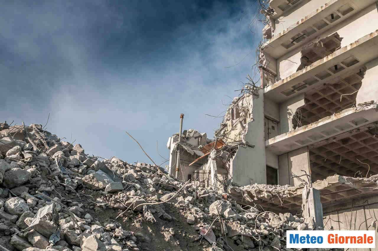 Scossa di terremoto, palazzo crolla e si sbriciola: immagini sconvolgenti