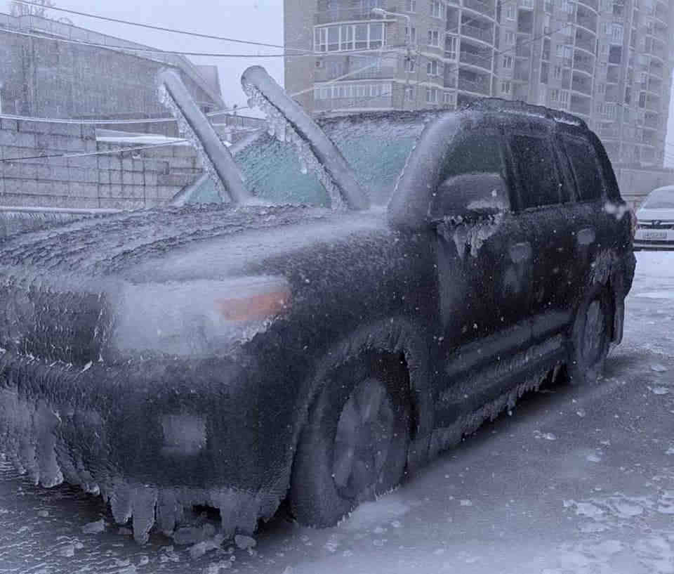 Le auto ricoperte dalla pioggia congelata